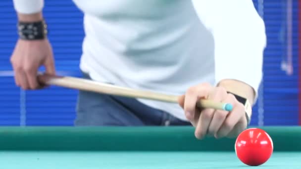 Adam bir bilardo topu üzerinde bir etki yapmak için, nişan alır — Stok video
