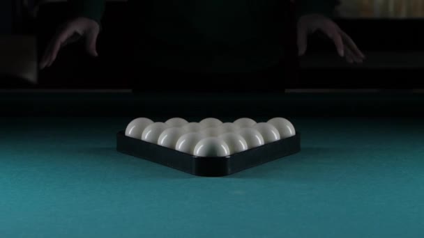 Triangle forme une pyramide de boules de billard. Mouvement lent — Video