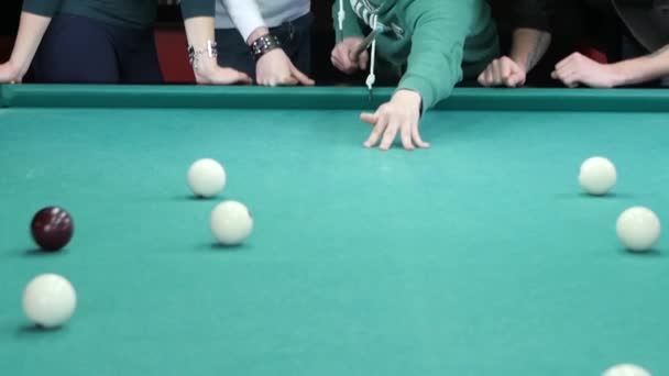 Amis réunis pour un jeu de billard. Mouvement lent — Video