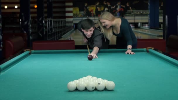 Glückliches Paar beim Billardspielen. sie unterstützt ihren partner — Stockvideo