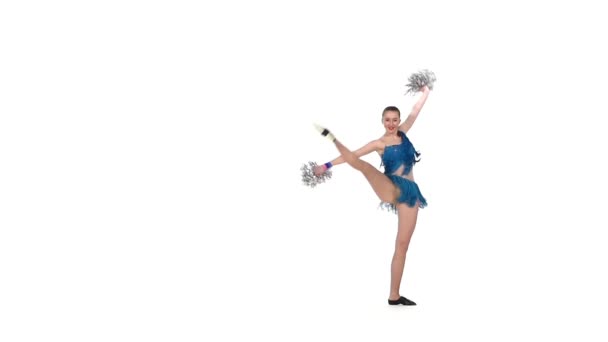 Young cheerleader smiling at camera, acrobatic wheel, slow motion — Stock Video