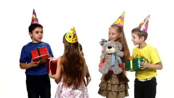 Joyeux anniversaire fille reçoit des cadeaux de leurs amis. Il y en a tellement qu'il ne peut pas les garder — Video