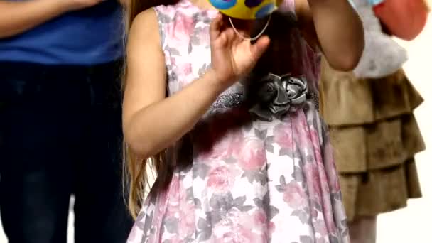 Šťastné narozeninové děvče, které dostane čepici od přátel — Stock video
