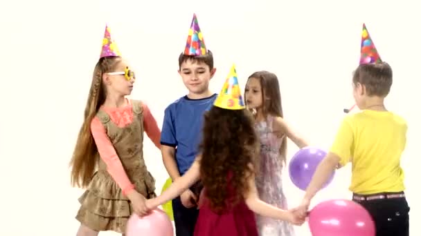 Cinq enfants dansent en cercle. Anniversaire milieu du cercle souriant — Video