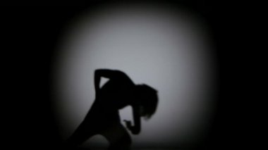 Siyah arka plan, spot ışık üzerinde çağdaş dansçı gölgesinde olağanüstü hamle