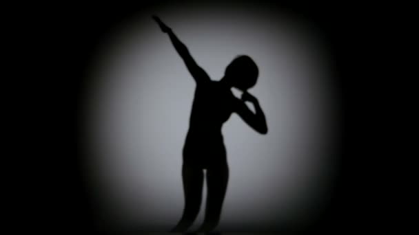 Movimentos incomuns na sombra da dançarina contemporânea em fundo preto, luz do ponto — Vídeo de Stock