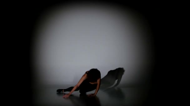 Attraente donna che danza danza contemporanea su sfondo nero, spot light — Video Stock