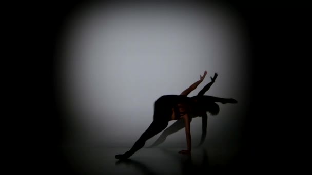 Ragazza moderna danza acrobatica contemporanea su sfondo nero, spot light — Video Stock