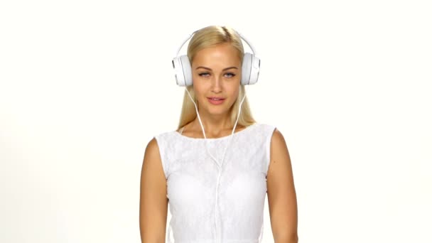 Mujer sexy en camisa blanca escuchando y bailando para la música usando auriculares — Vídeos de Stock