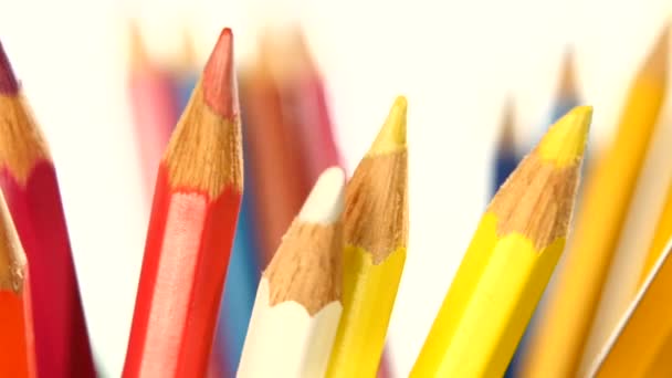 Crayons de couleur isolés sur blanc, rotation, gros plan — Video