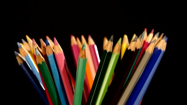 Crayons de couleur isolés sur noir, rotation — Video