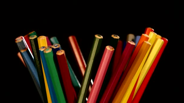 Fondo de lotsa lápices de diferentes colores en negro, rotación — Vídeo de stock