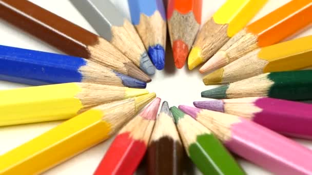 Lot de crayons de couleur sur blanc, rotation, gros plan — Video