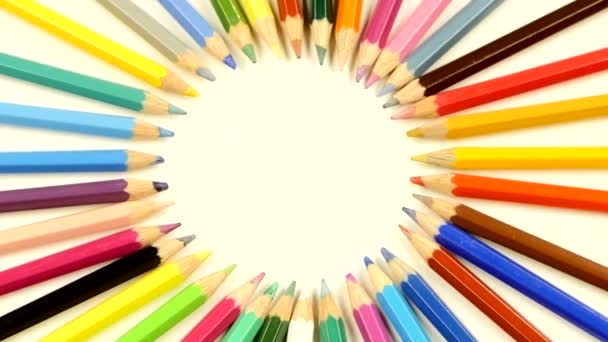 Haut de la page Crayons de couleur sur blanc, rotation, gros plan — Video