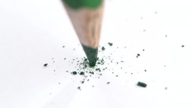 Beyaz, yavaş çekimde keskin yeşil kalem kırık kafası