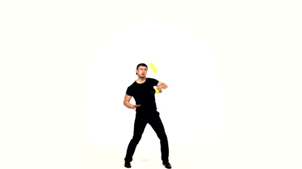 barman faire des cocktails avec un shaker jaune 