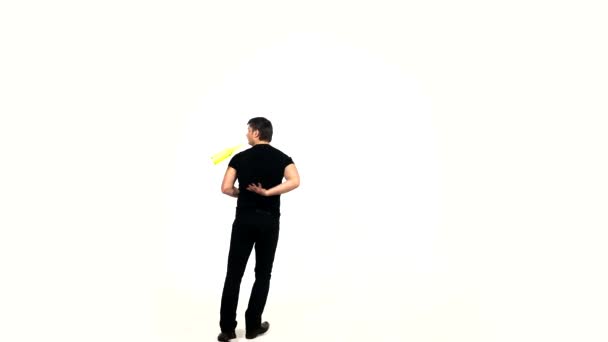Bartender i svart T-shirt gör ett trick med en shaker — Stockvideo