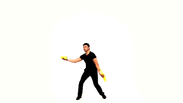 Barman fait un tour avec un shaker et une bouteille 
