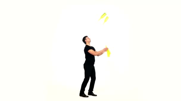 Бармен робить трюк з шейкером на білому — стокове відео