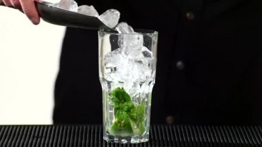 barmen mojito kokteyl içecek, yavaş hareket hazırlanıyor