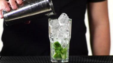barmen mojito kokteyl içecek, yavaş hareket hazırlanıyor. yakın çekim