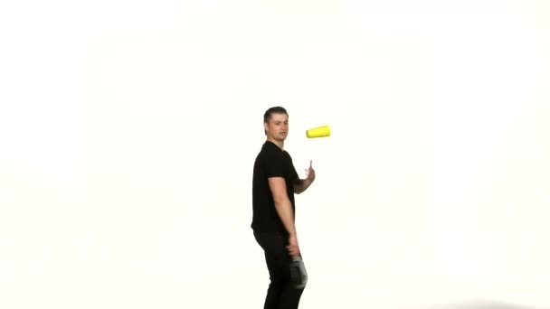 Camarero hombre hace un truco con un agitador en blanco — Vídeo de stock