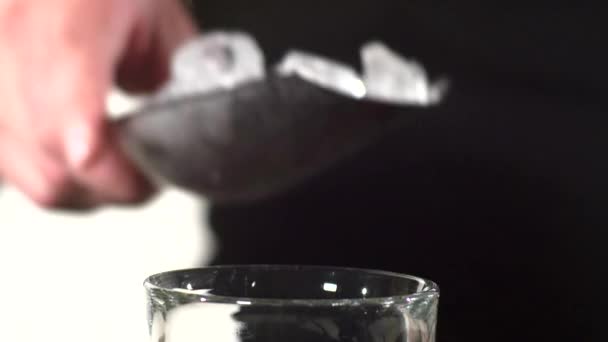 Barman gieten een geest in het glas. Close-up. Slow Motion — Stockvideo