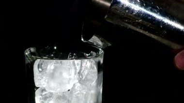 Siyah üzerinde düşen buz küpleri ile Cola cam