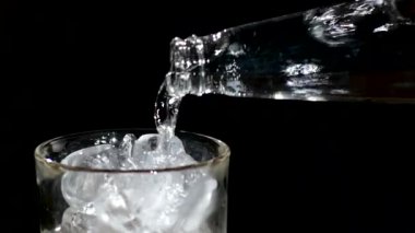 buz bir bardak suya düşüyor. yakın kapatın. yavaş çekim
