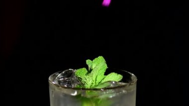 Barmen ön kokteyl yapma, yakın çekim