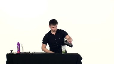 coctail, yavaş hareket hazırlayan siyah giysiler içinde barmen