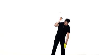shaker alkol kokteyl yapma ile şık barmen. yavaş çekim