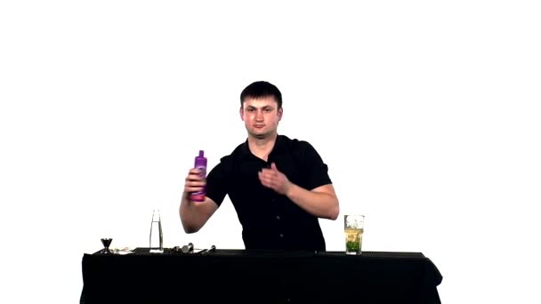 Бармен готовит коктейль, замедленная съемка — стоковое видео