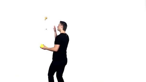 Jeune barman fait un tour avec un shaker. au ralenti 