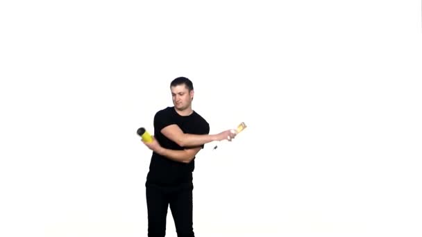 Бармен делает трюк с желтой шейкером. замедленное движение — стоковое видео