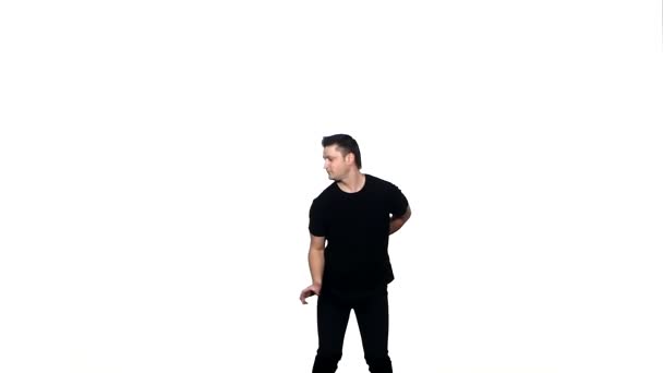 homme barman fait un tour avec un shaker 