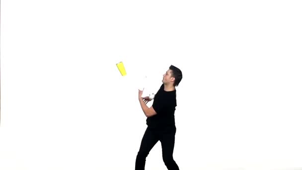 Jeune barman fait un tour avec un shaker. au ralenti 