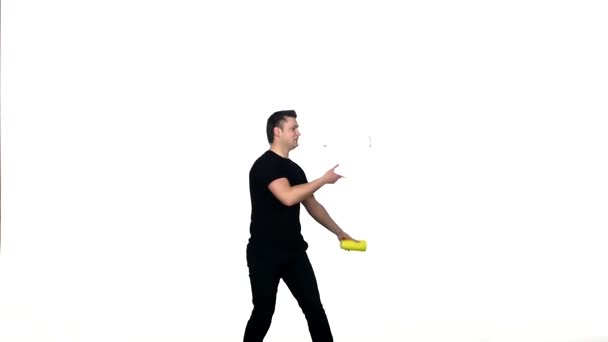 Jeune barman fait un tour avec un shaker. au ralenti 