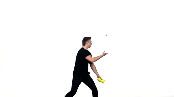 barman fait un tour avec un shaker. au ralenti 