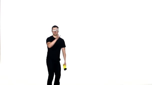 barman avec shaker faisant cocktail d'alcool. au ralenti 