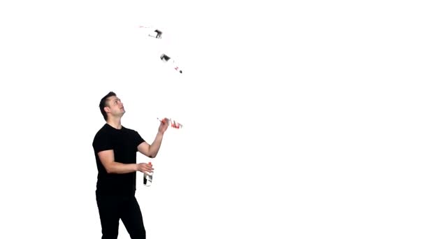 Silhouette eines Barmanns, der Tricks mit einer Flasche zeigt — Stockvideo