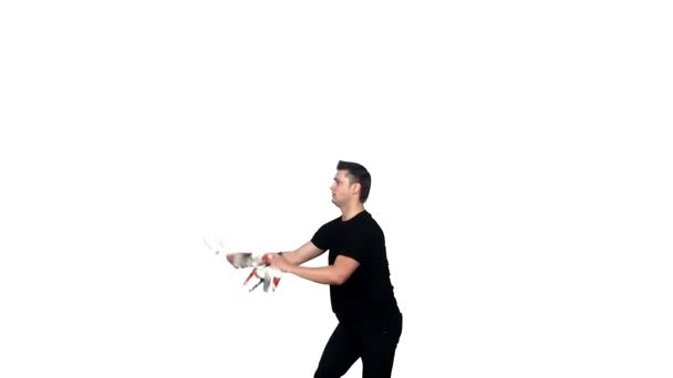 homme élégant avec shaker faire cocktail d'alcool. au ralenti 