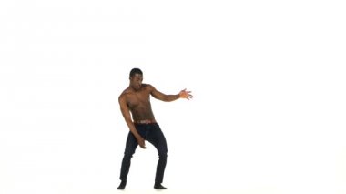 Mutlu afro amerikan erkek dansçı beyaz yalınayak latina dans