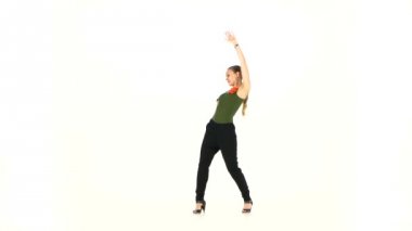 Güzel dansçı kadın beyaz sosyal latino dans yalınayak, dans başlar