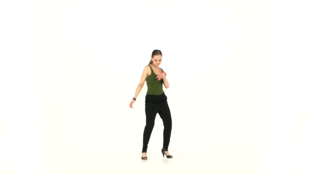 Belle danseuse latina en action, sur fond blanc 