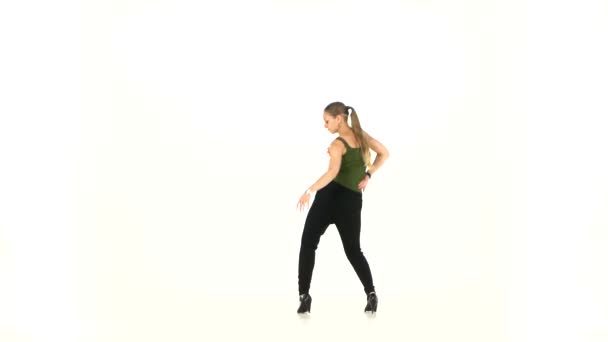 Jeune danseuse latine sociale continuer à danser, sur blanc 