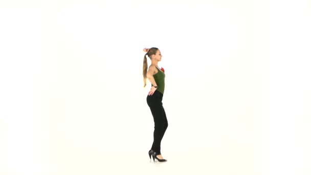Attrayant danseur social latina avec queue de cheval continuer à danser, sur blanc, silhouette 