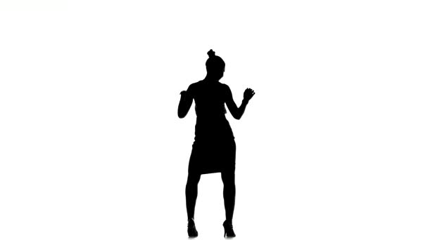 Atractiva bailarina social latina en falda empezando a bailar, de pie detrás, sobre blanco, silueta — Vídeo de stock