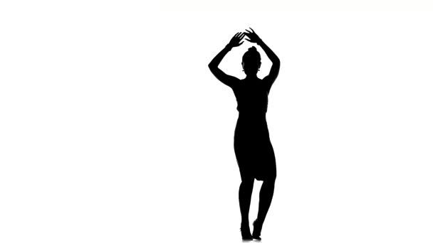 Danse jeune femme latina sociale sur une blanche, silhouette — Video