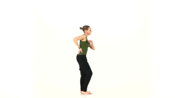 Empezando a bailar descalzo elegante mujer joven latina social en un blanco — Vídeos de Stock
